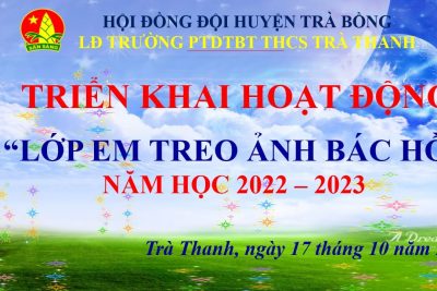 Lớp em treo ảnh Bác Hồ